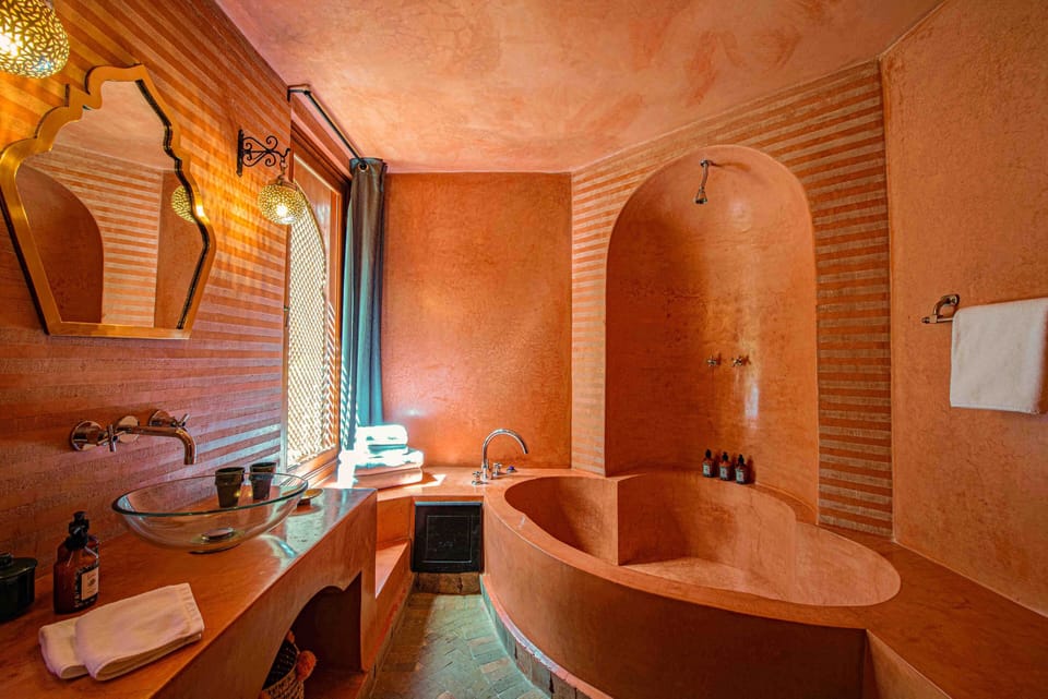 Suite Luiza | Bathroom | Shower, eco-friendly toiletries, hair dryer, towels