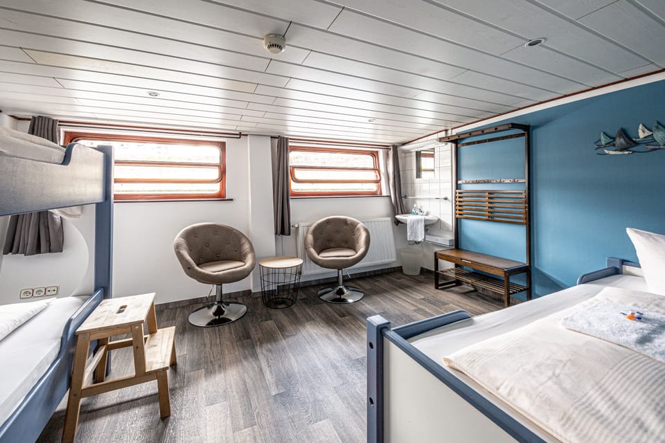 Blackout drapes, free cribs/infant beds, travel crib, rollaway beds