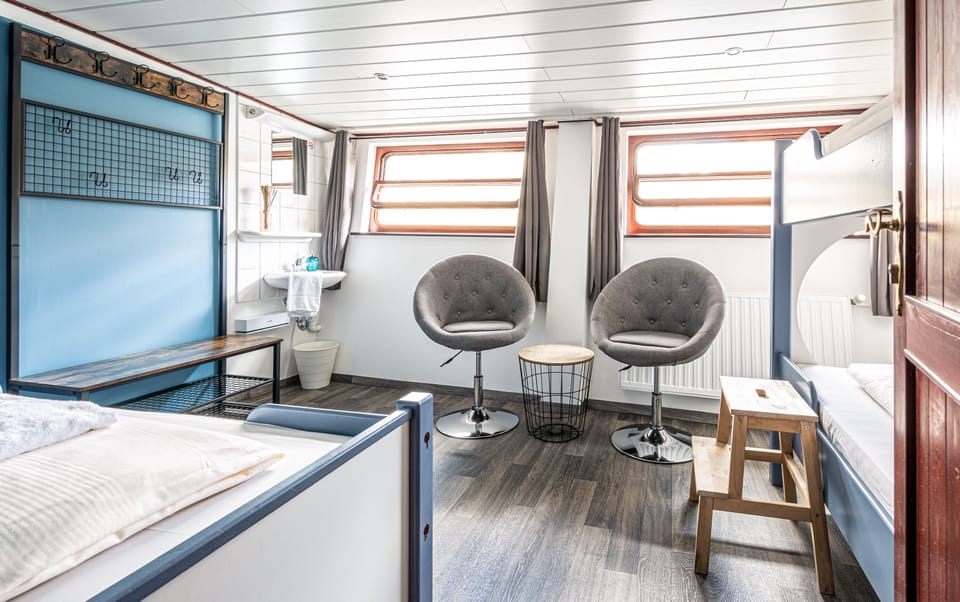 Blackout drapes, free cribs/infant beds, travel crib, rollaway beds