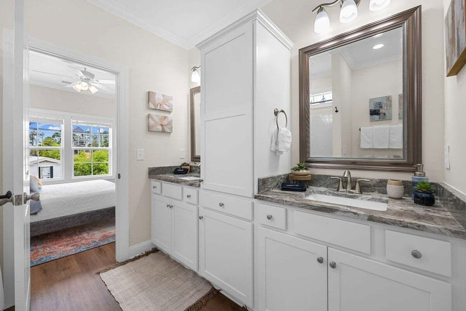 Discover the comfort and functionality of our well-appointed bathroom. With modern fixtures and thoughtful design, this space offers a haven for relaxation and self-care.