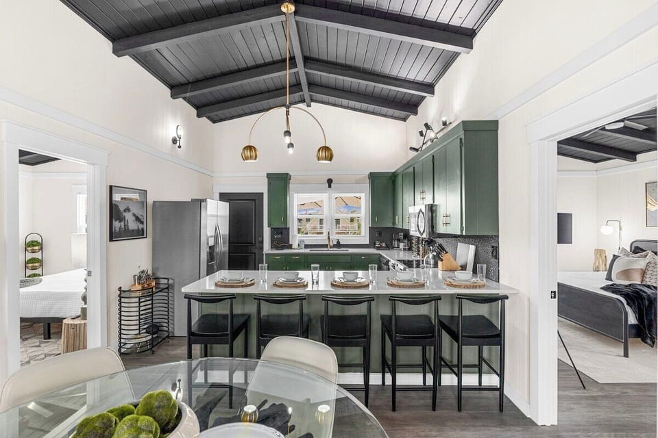 The fully equipped kitchen also features bar seating for 5 guests - the ideal space for a quick breakfast before hitting the beach!
