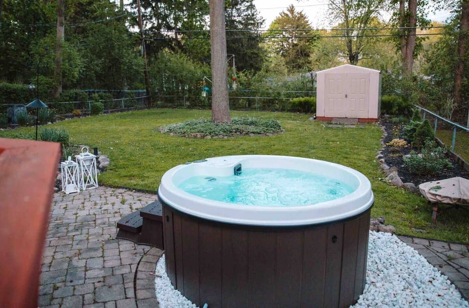 Outdoor spa tub
