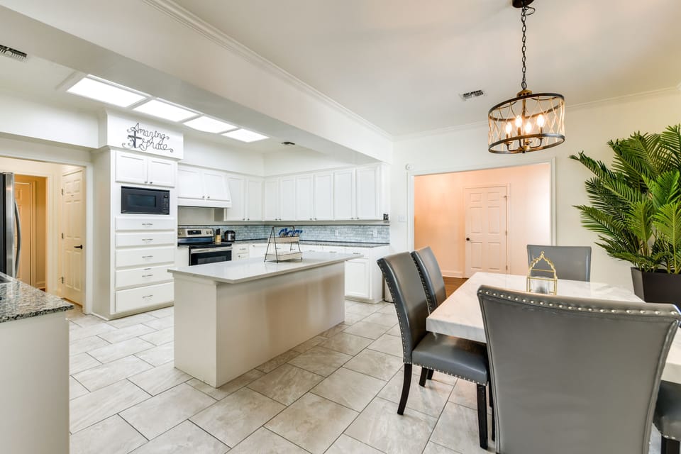 Kitchen | Equipped w/ Cooking Essentials | Coffee Bar
