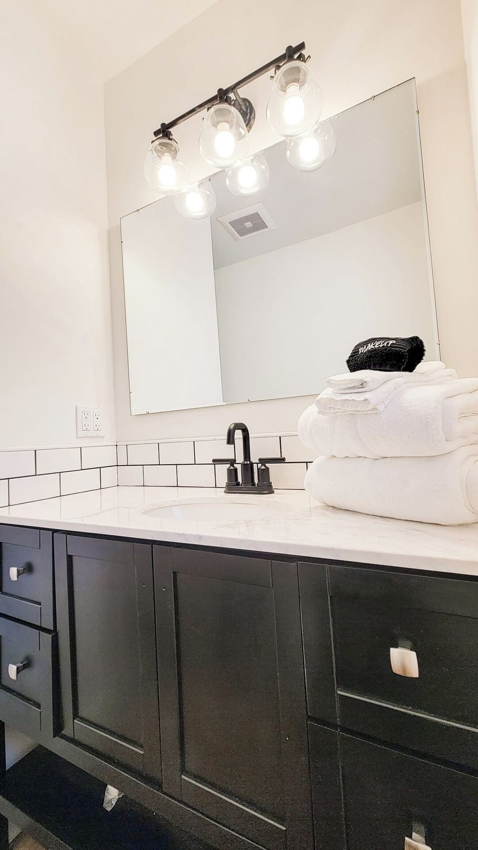 Bathroom sink/vanity