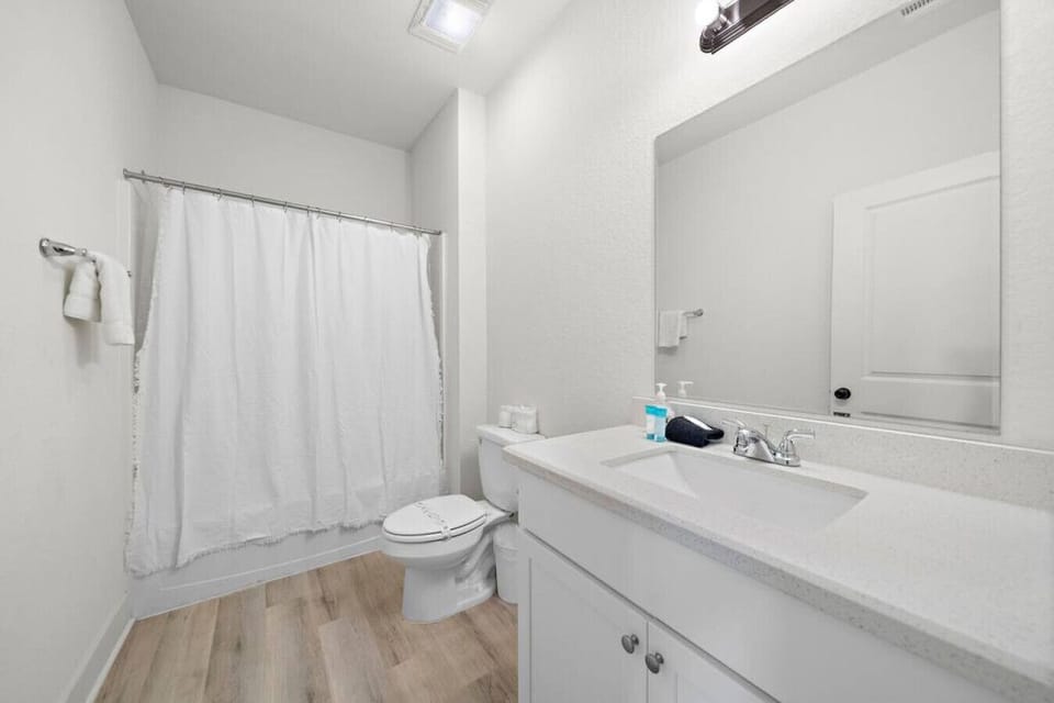 Another angle of the bathroom