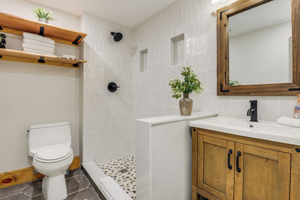 Full Bathroom | Complimentary Toiletries