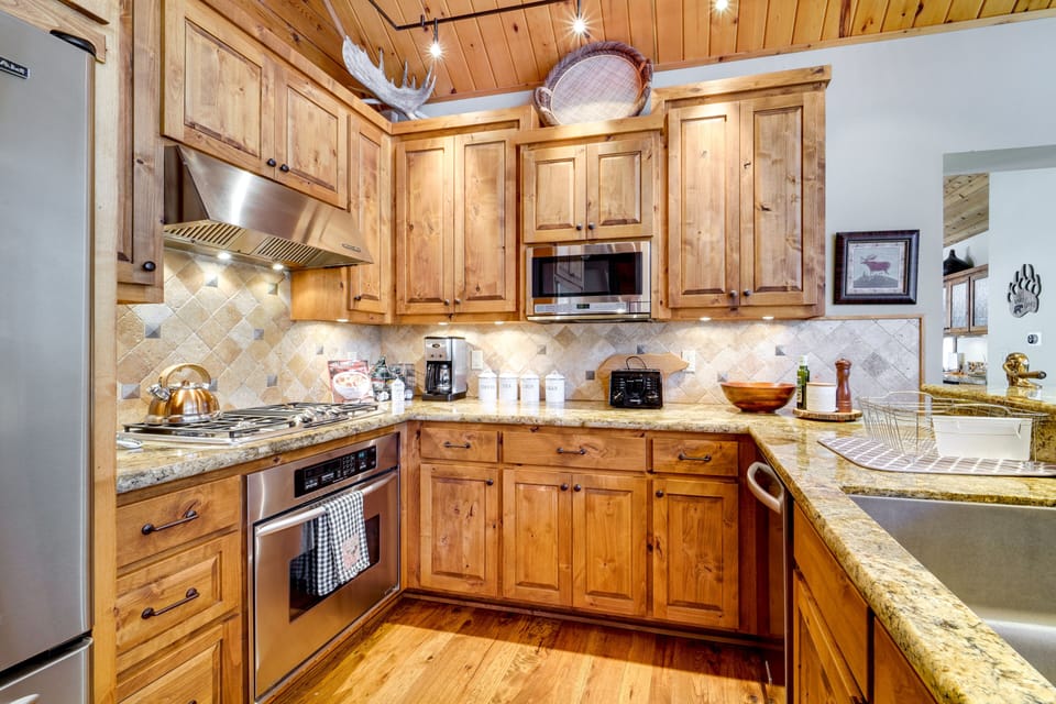 Kitchen | 2nd Floor | Dishwasher | Coffee Maker | Crockpot | Cooking Basics