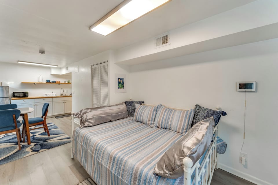 Studio | Queen Daybed | Smart TV | Linens Provided
