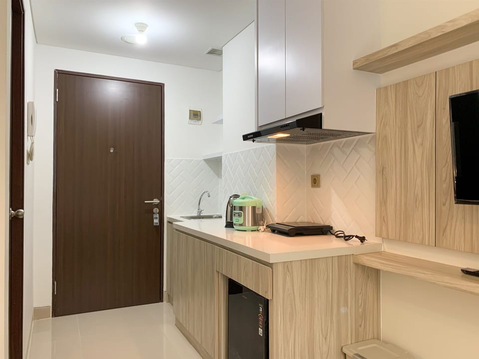 Full-size fridge, stovetop