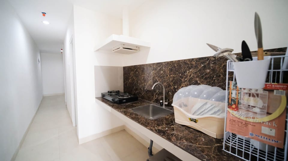 Apartment, 3 Bedrooms | Private kitchen | Full-size fridge, stovetop