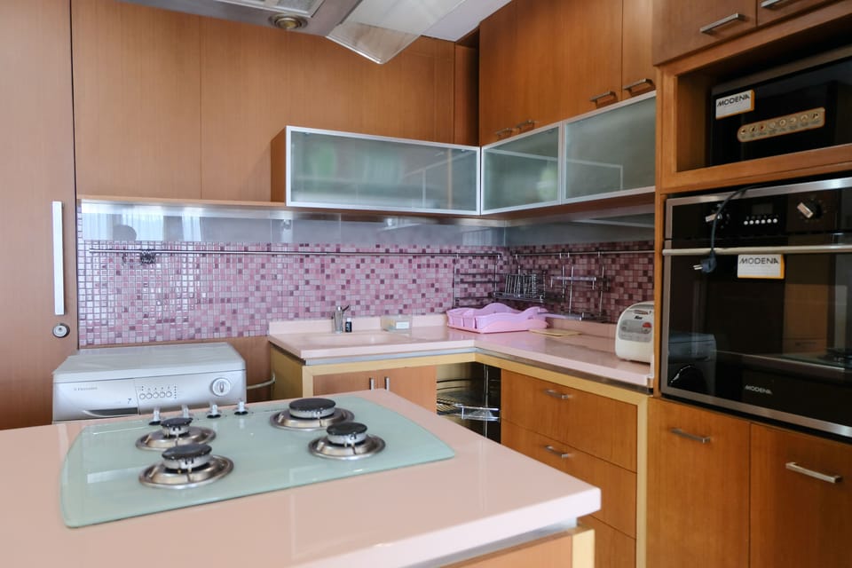 Apartment, 3 Bedrooms | Private kitchen | Full-size fridge, stovetop