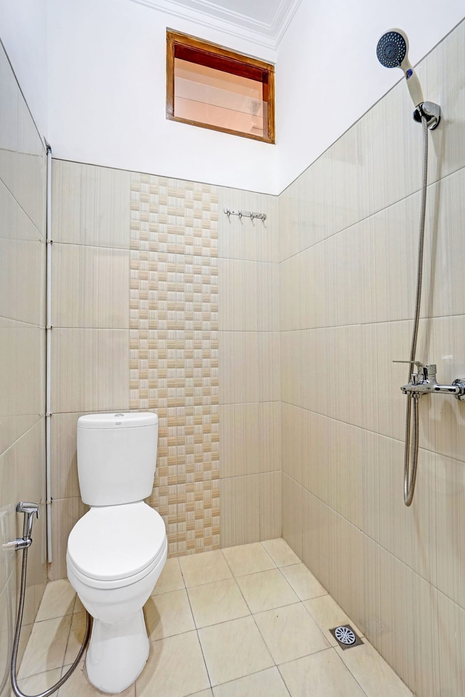 Deluxe Twin Room | Bathroom | Shower, rainfall showerhead, towels, toilet paper