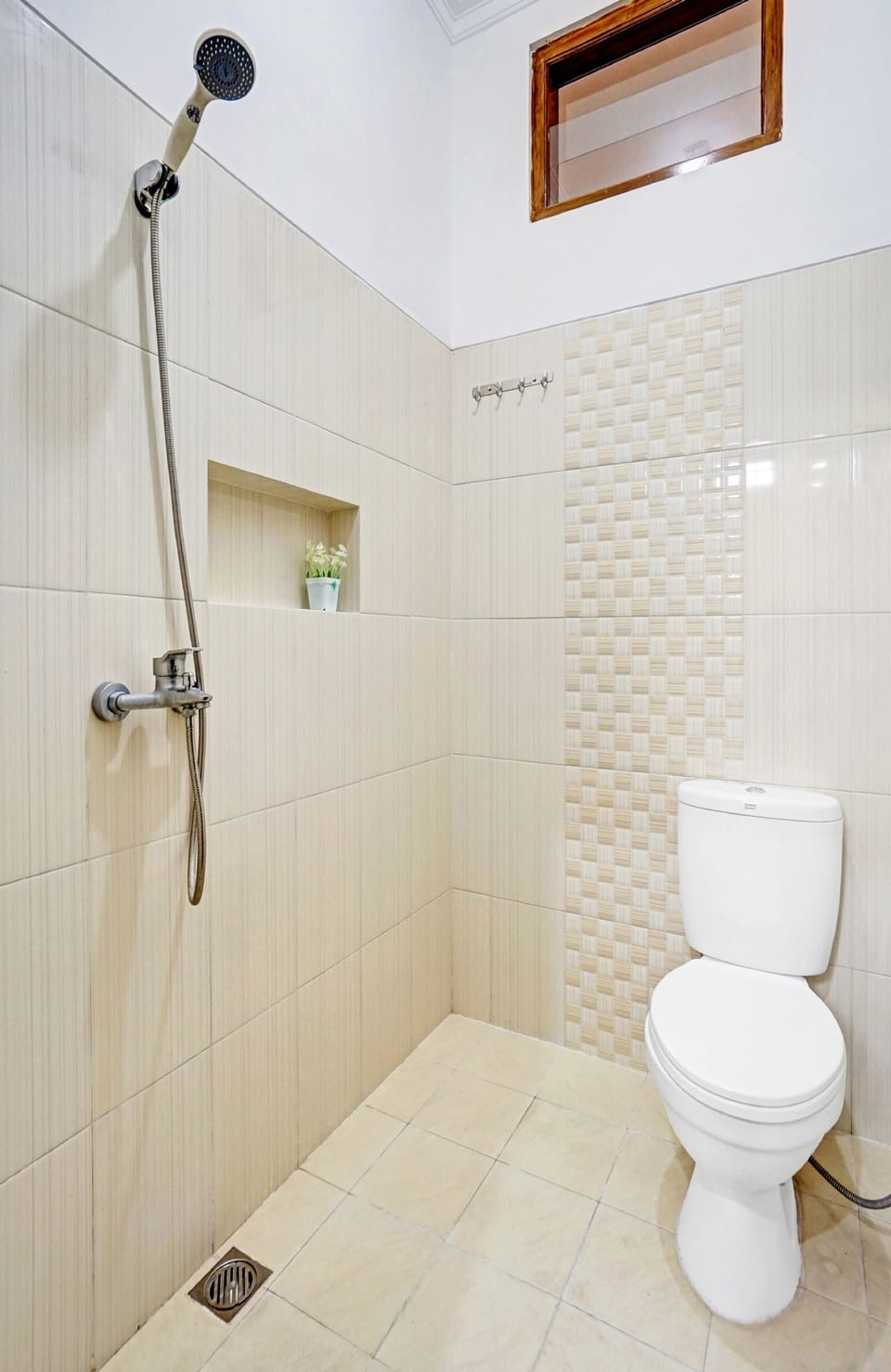 Deluxe Double Room | Bathroom | Shower, rainfall showerhead, towels, toilet paper