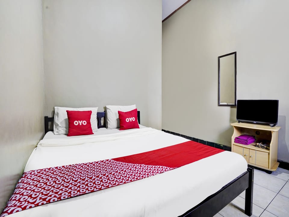 Deluxe Double Room | Desk, bed sheets