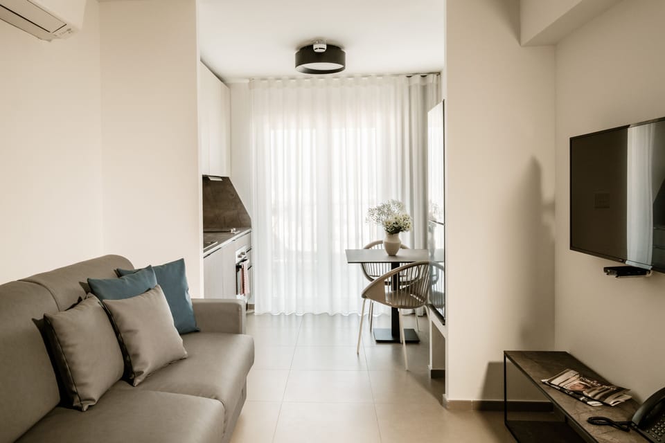 Family Studio | Hypo-allergenic bedding, desk, laptop workspace, soundproofing