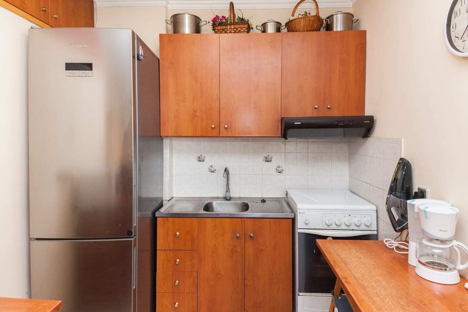 Apartment | Private kitchen | Full-size fridge, microwave, oven, electric kettle