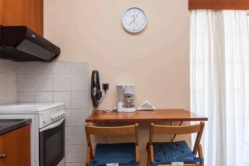 Apartment | Private kitchen | Full-size fridge, microwave, oven, electric kettle