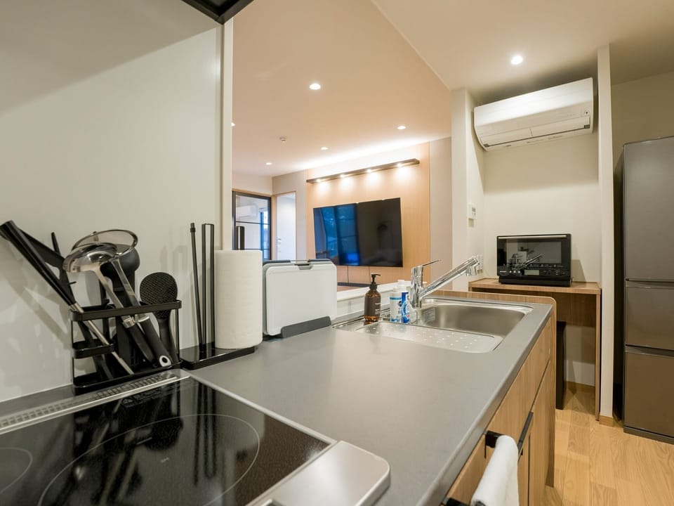 [Simple modern 108] We have a counter kitchen with a large working space.