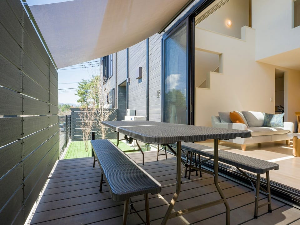 [Simple modern 107] The terrace area is equipped with a shade to block the sun