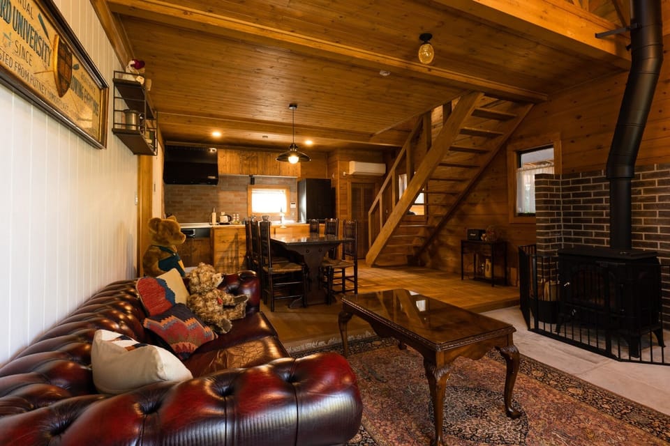 Flori Dirt floor living room