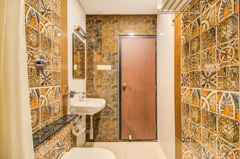Shower, rainfall showerhead, free toiletries, towels