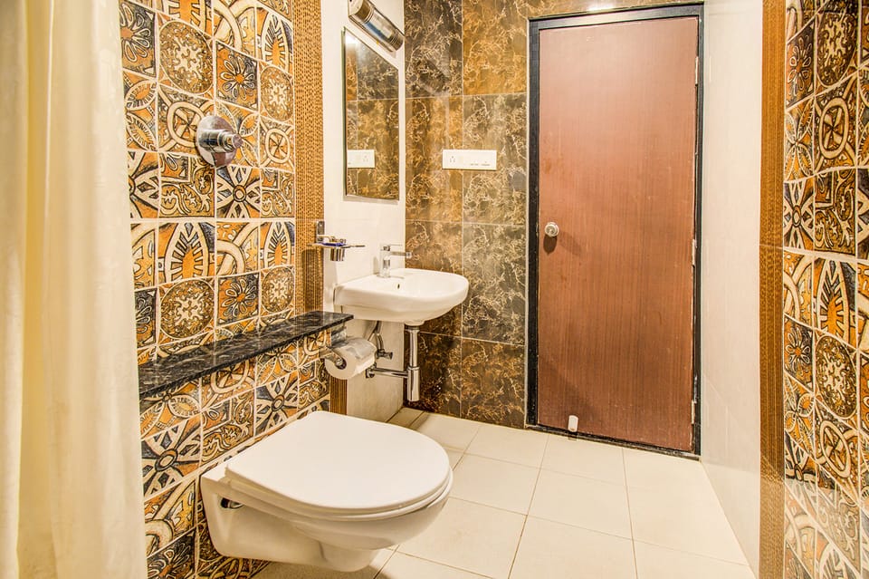Premium Room | Bathroom | Shower, rainfall showerhead, free toiletries, towels