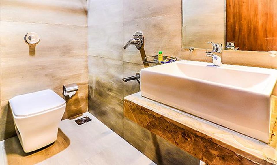 Premium Room | Bathroom | Shower, rainfall showerhead, free toiletries, towels
