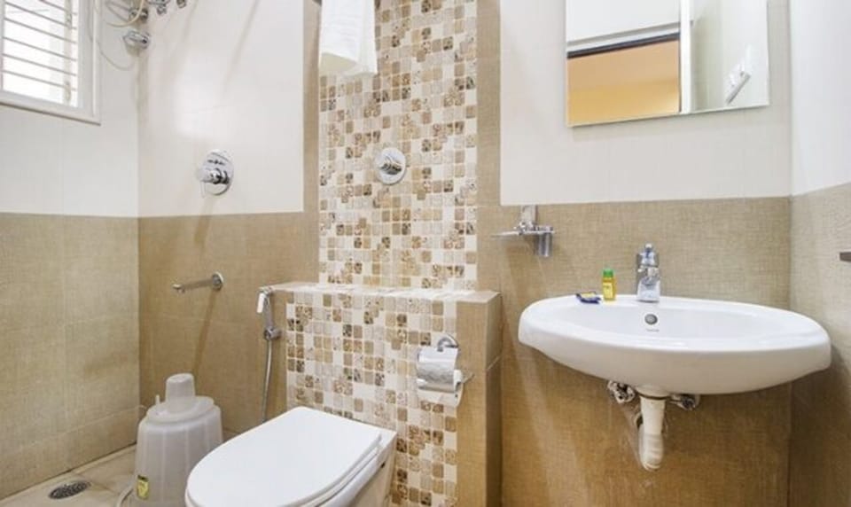 Premium Room | Bathroom | Shower, rainfall showerhead, free toiletries, towels