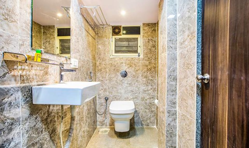 Deluxe Room | Bathroom | Shower, rainfall showerhead, free toiletries, towels