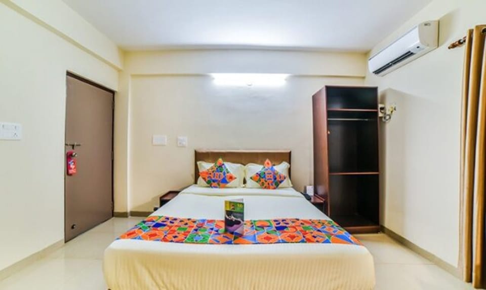 Egyptian cotton sheets, premium bedding, in-room safe, desk