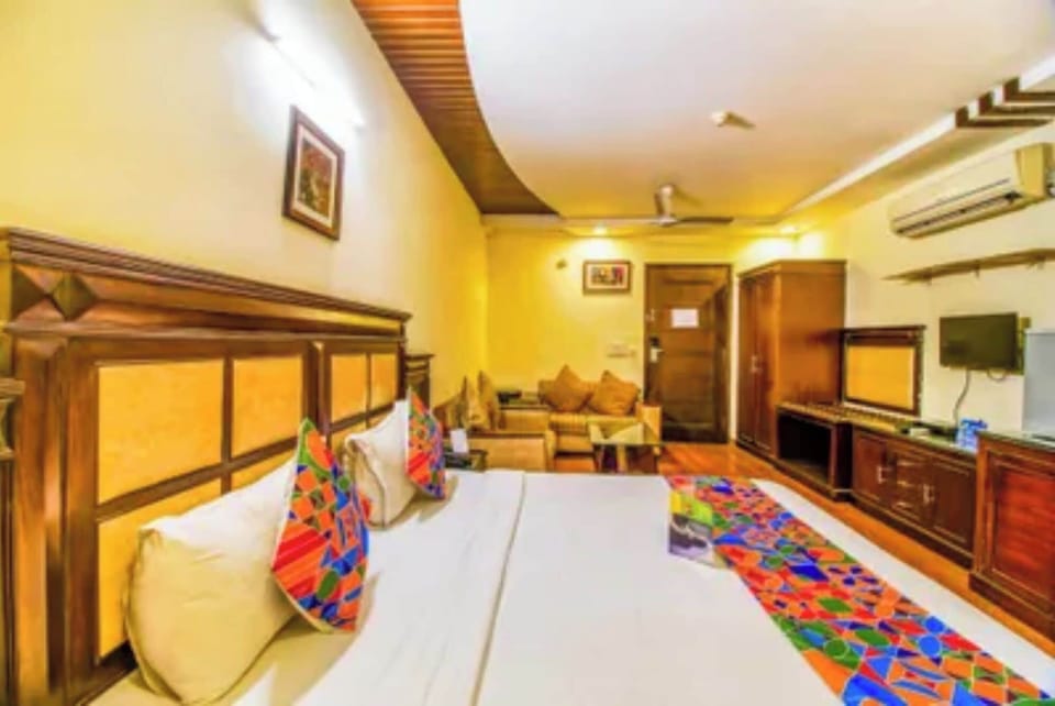 Egyptian cotton sheets, premium bedding, in-room safe, WiFi (free)