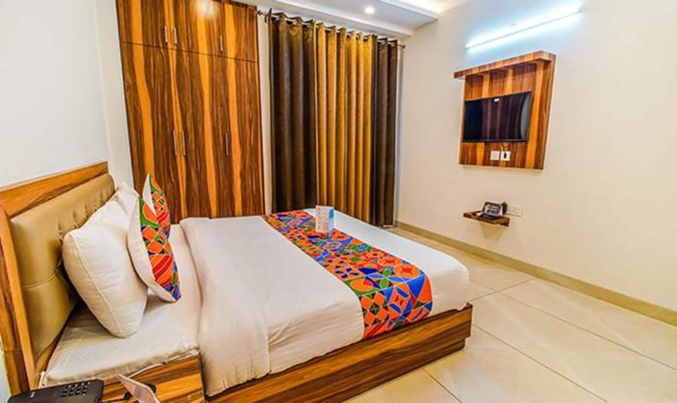 Egyptian cotton sheets, premium bedding, in-room safe, desk