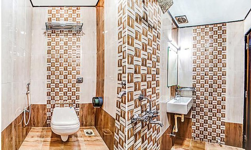 Shower, rainfall showerhead, free toiletries, towels