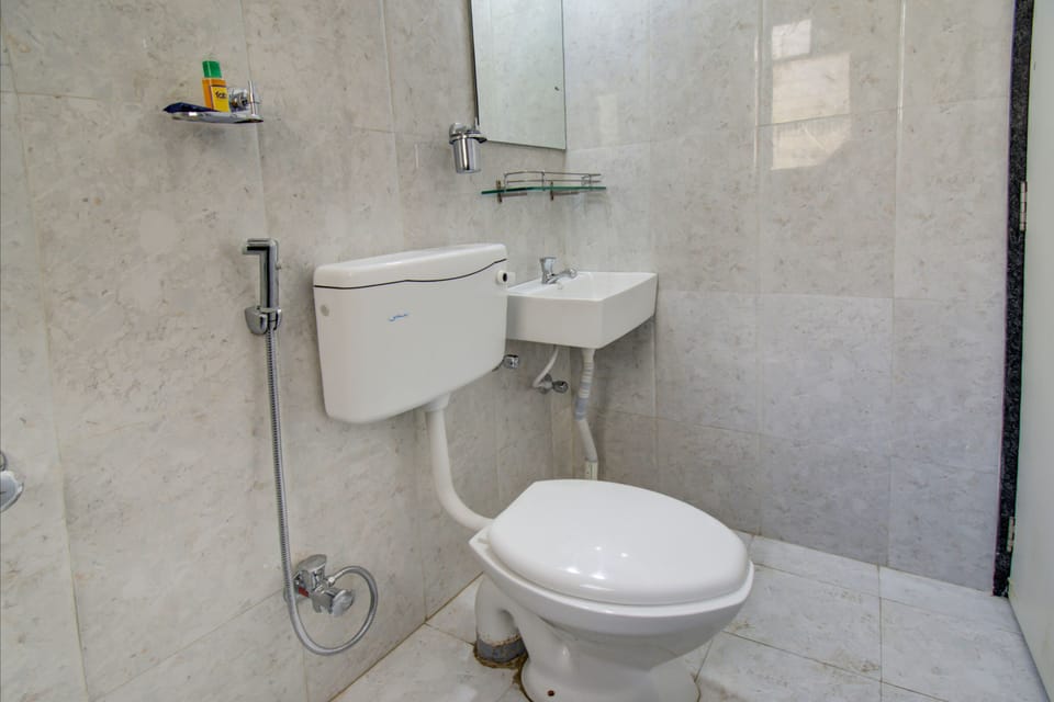 Shower, rainfall showerhead, free toiletries, towels