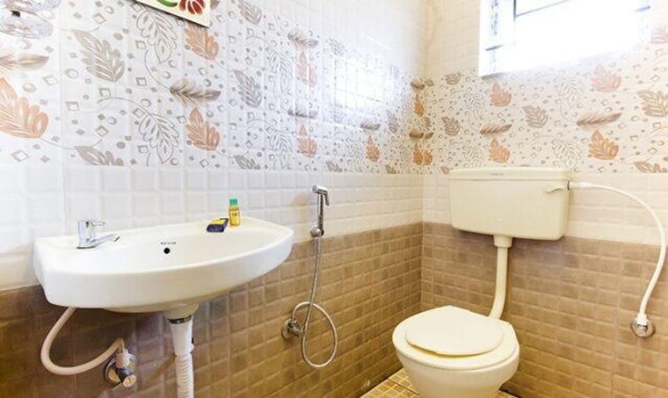 Deluxe Room | Bathroom | Shower, rainfall showerhead, free toiletries, towels