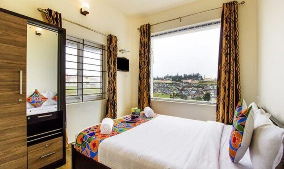 Deluxe Room | Egyptian cotton sheets, premium bedding, in-room safe, desk