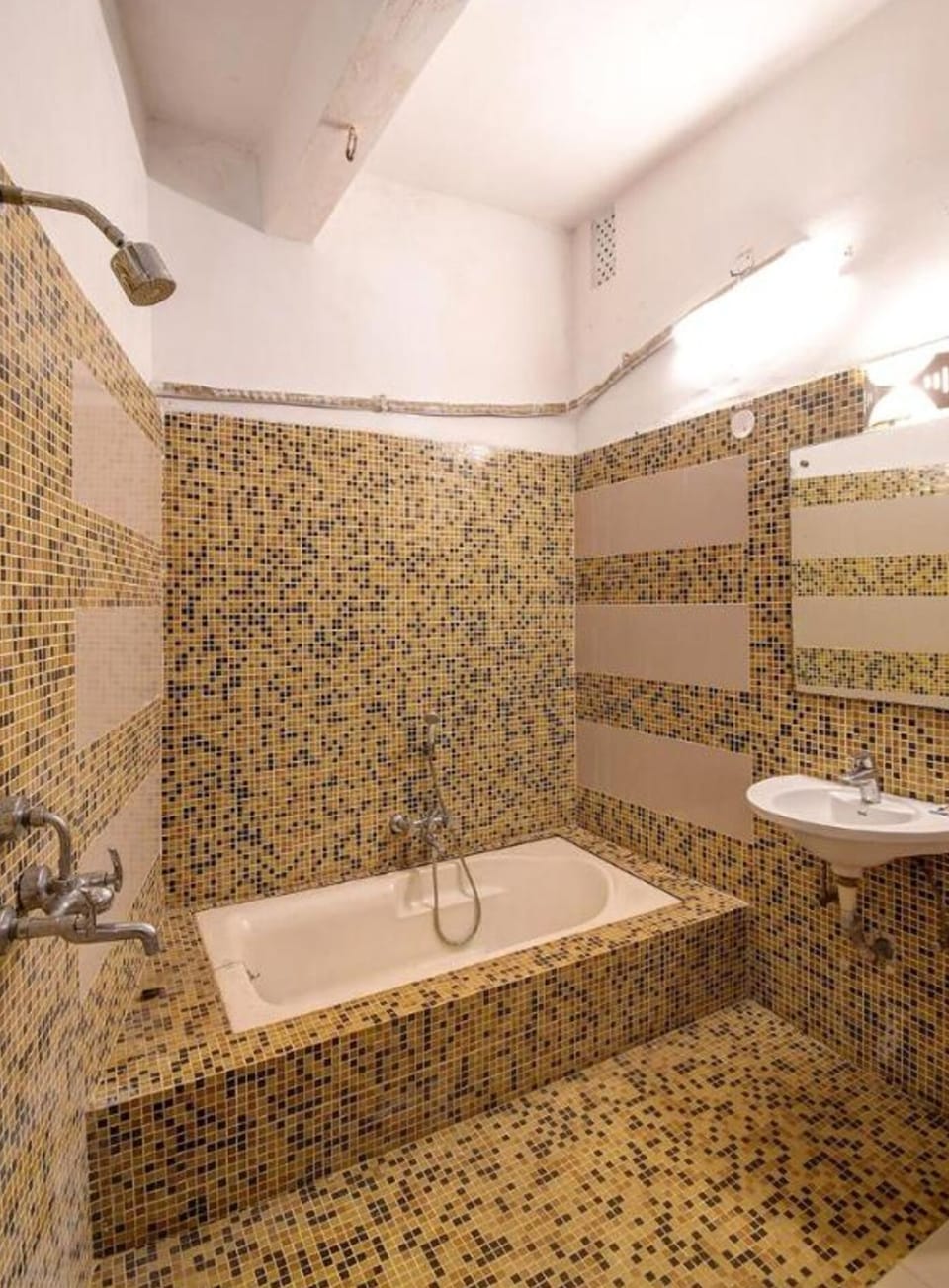 Shower, rainfall showerhead, free toiletries, towels