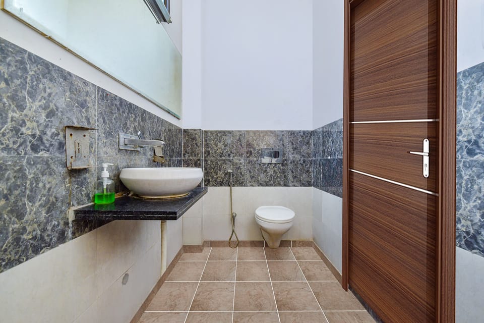 Shower, rainfall showerhead, free toiletries, towels