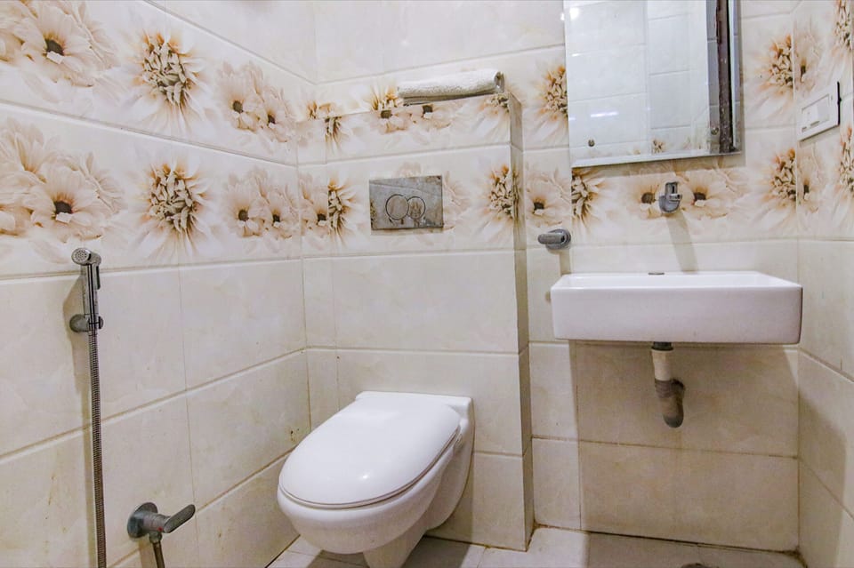 Deluxe Room | Bathroom | Shower, rainfall showerhead, free toiletries, towels