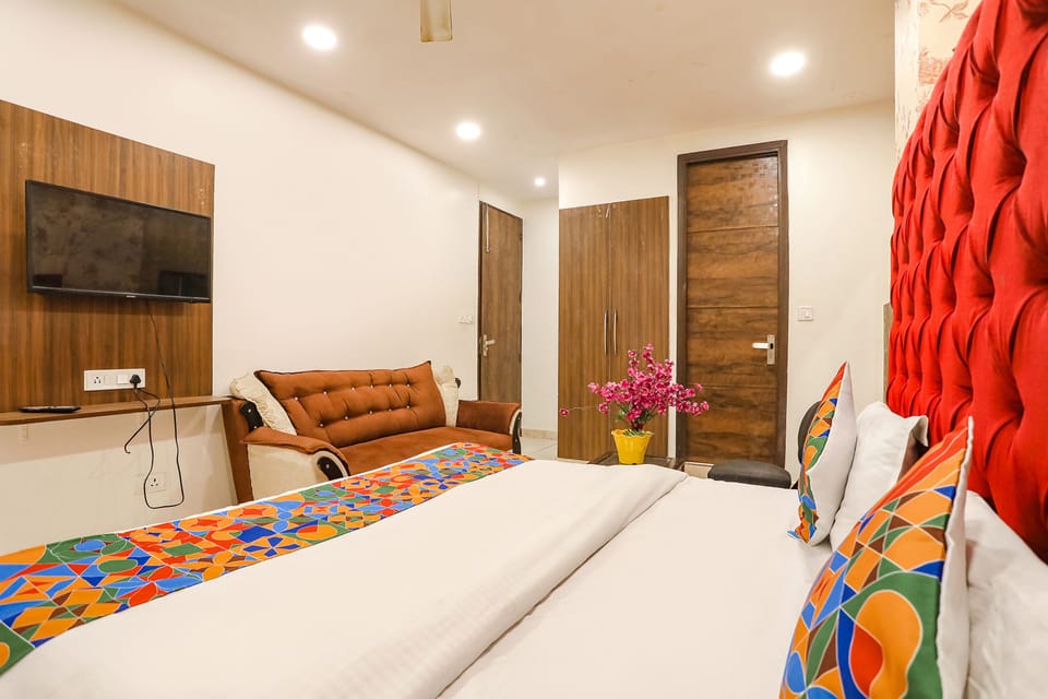Egyptian cotton sheets, premium bedding, in-room safe, desk