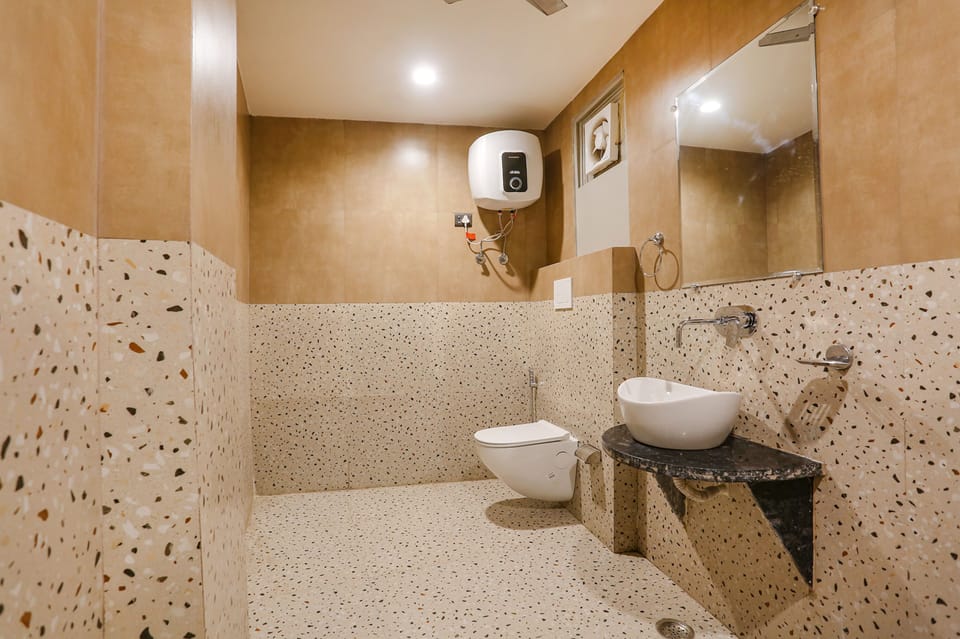 Deluxe Room | Bathroom | Shower, rainfall showerhead, free toiletries, towels