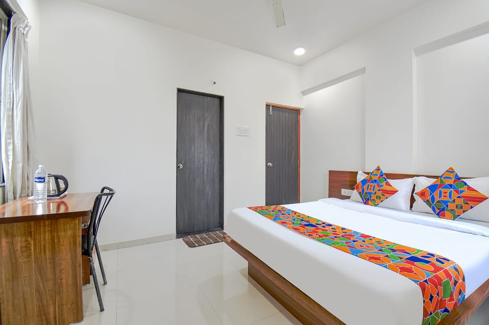 Egyptian cotton sheets, premium bedding, in-room safe, desk
