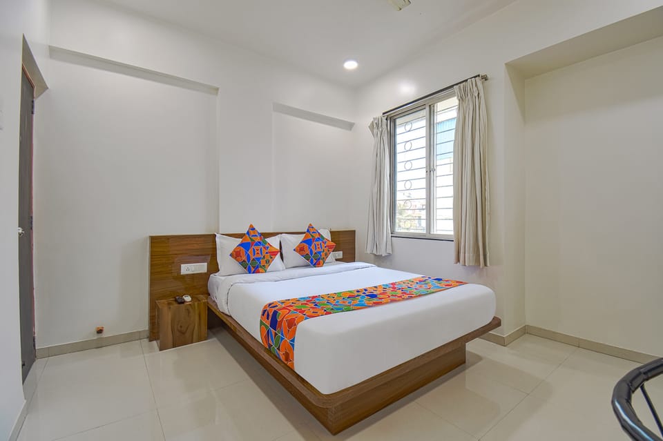 Deluxe Room | Egyptian cotton sheets, premium bedding, in-room safe, desk