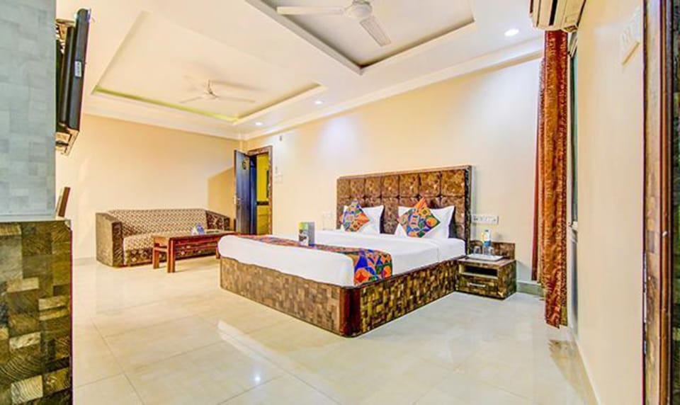 Egyptian cotton sheets, premium bedding, in-room safe, WiFi (free)