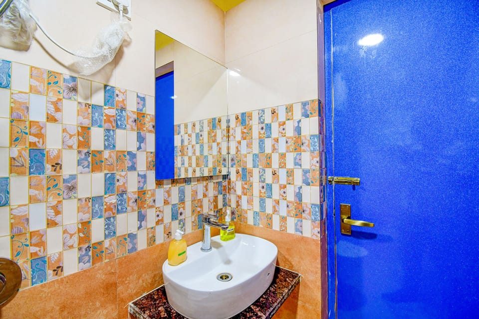 Shower, rainfall showerhead, free toiletries, towels