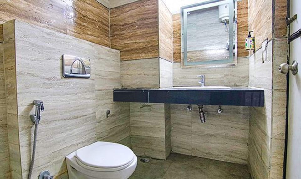 Shower, rainfall showerhead, free toiletries, towels