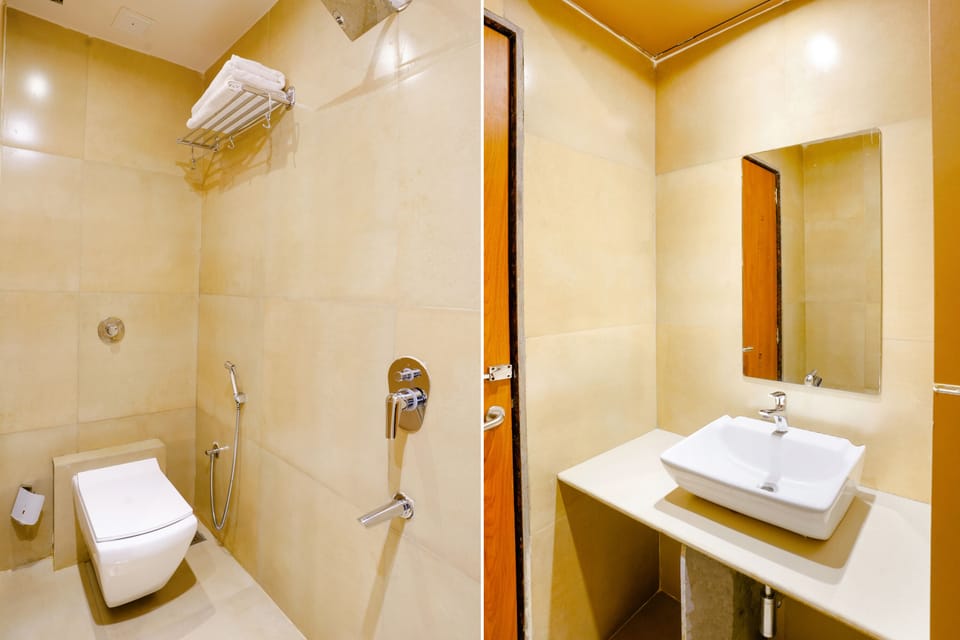 Shower, rainfall showerhead, free toiletries, towels