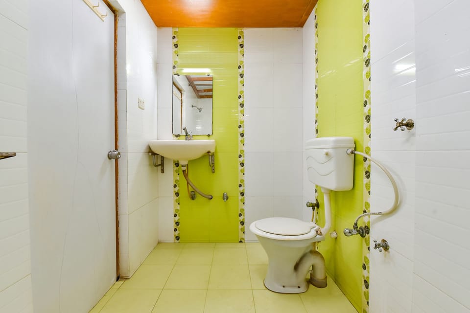 Deluxe Room | Bathroom | Shower, rainfall showerhead, free toiletries, towels