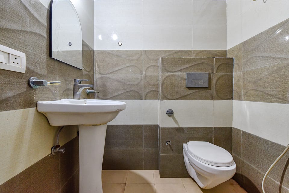 Shower, rainfall showerhead, free toiletries, towels