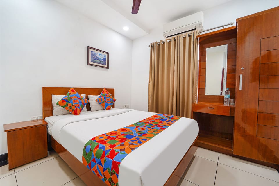 Egyptian cotton sheets, premium bedding, in-room safe, desk